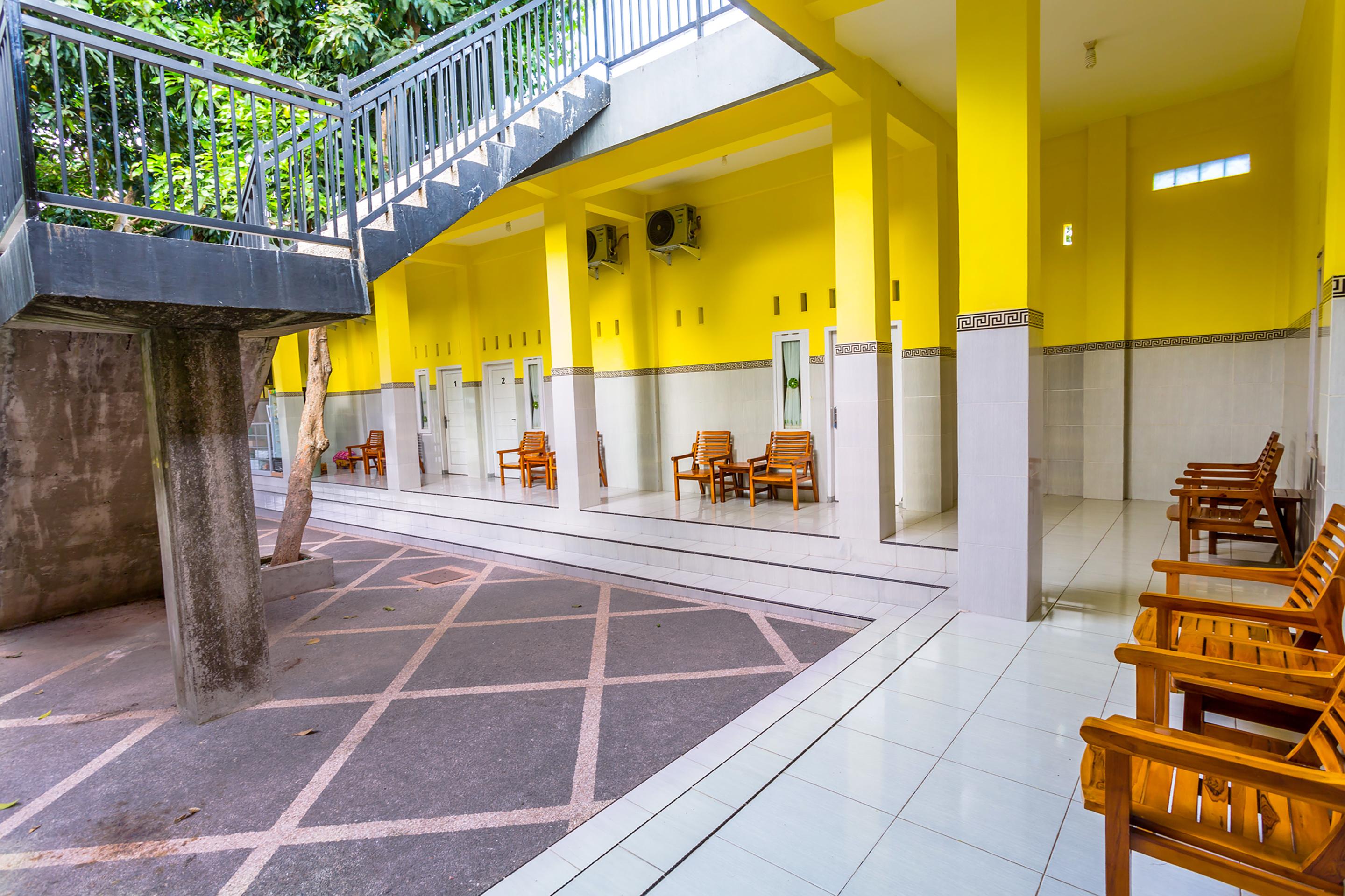 Oyo 1427 Azzahra Guest House Syariah Mataram Zewnętrze zdjęcie